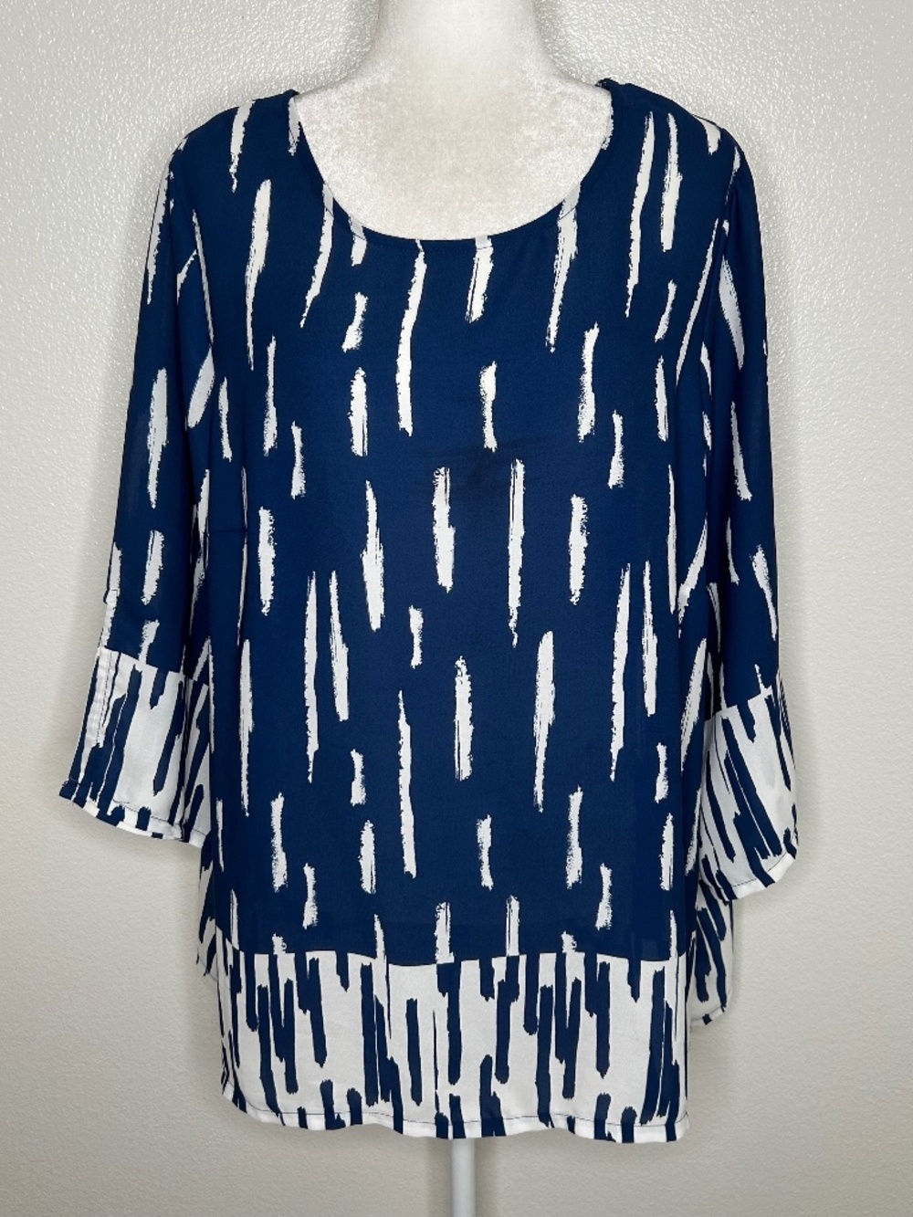 Avenue Womens Navy Blue White Patterned Colorblock Top Blouse Size 18/20 EUC